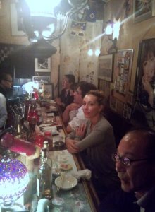 たまにバーカウンターが埋まる。こういう場合は大体知った顔だったりする。