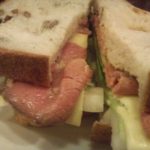 ガンで無かったという事で気を良くした藤田さんが奮発してローストビーフサンド。これはうまい！