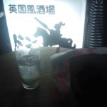 看板横にテーブルとイス。即席の野外席