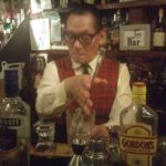 四杯目。マティーニ。マティーニをつくる藤田さんの写真を撮る事に気を取られてカクテルの写真取れなかったけどもこれはこれでかっこよかったのでいいや